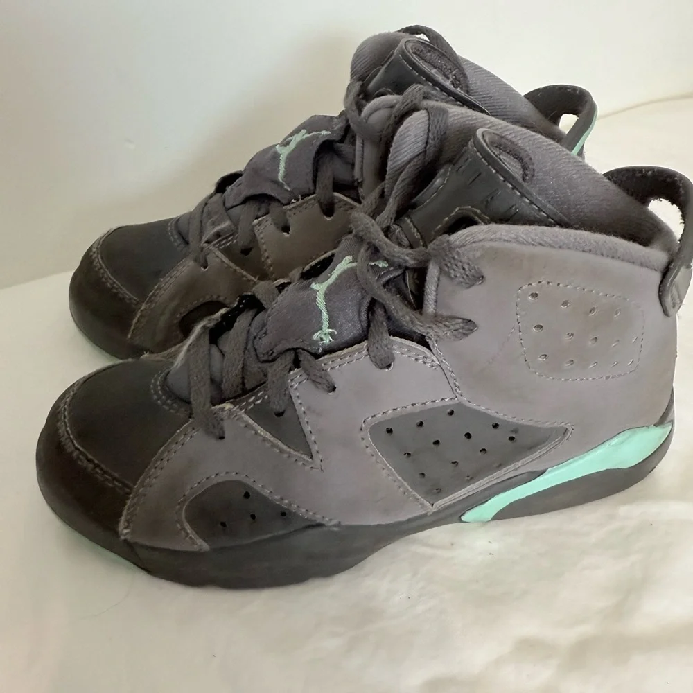 Nike Air Jordan 6 Retro Gray Green Glow Kids Size 12C